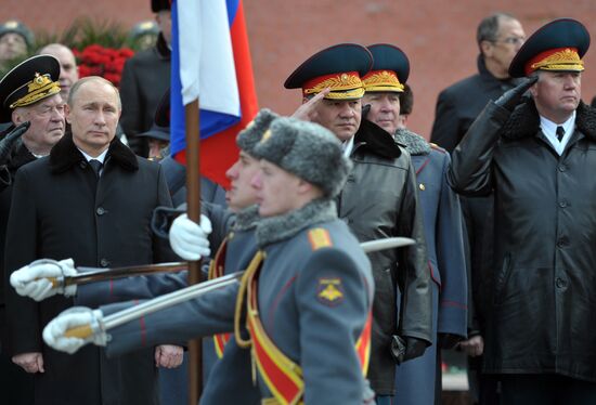 Vladimir Putin lays wreath to Tomb of Unknown Soldier