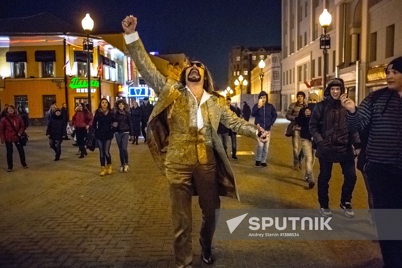 Nikita Dzhigurda dances Harlem Shake on Old Arbat