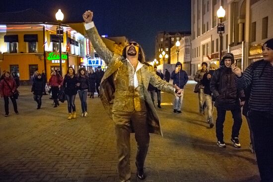 Nikita Dzhigurda dances Harlem Shake on Old Arbat