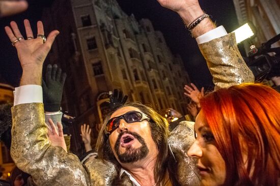 Nikita Dzhigurda dances Harlem Shake on Old Arbat