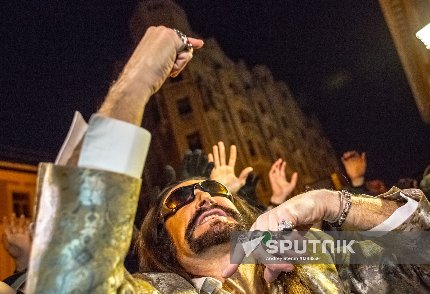 Nikita Dzhigurda dances Harlem Shake on Old Arbat