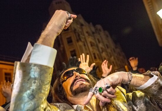 Nikita Dzhigurda dances Harlem Shake on Old Arbat