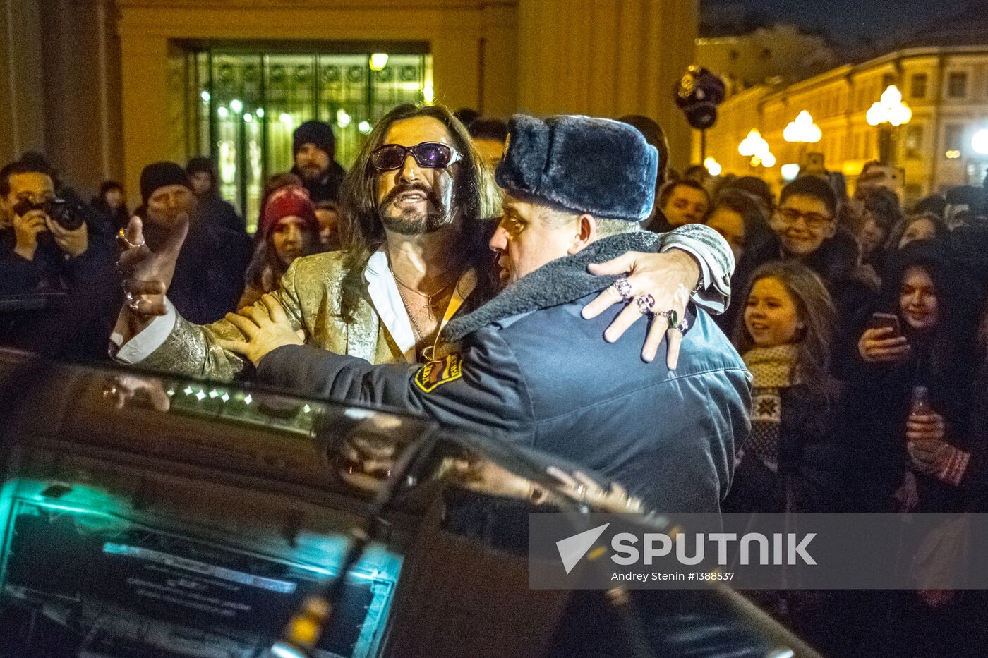 Nikita Dzhigurda dances Harlem Shake on Old Arbat