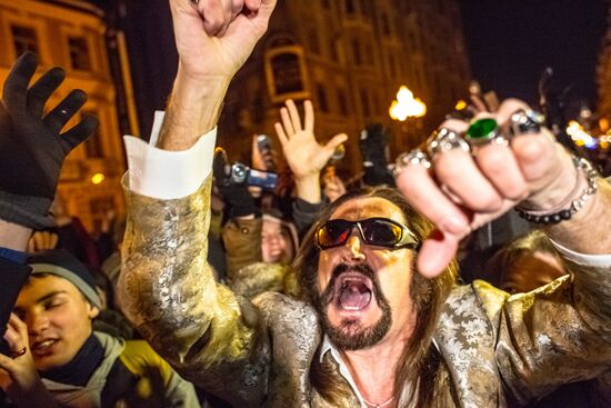 Nikita Dzhigurda dances Harlem Shake on Old Arbat