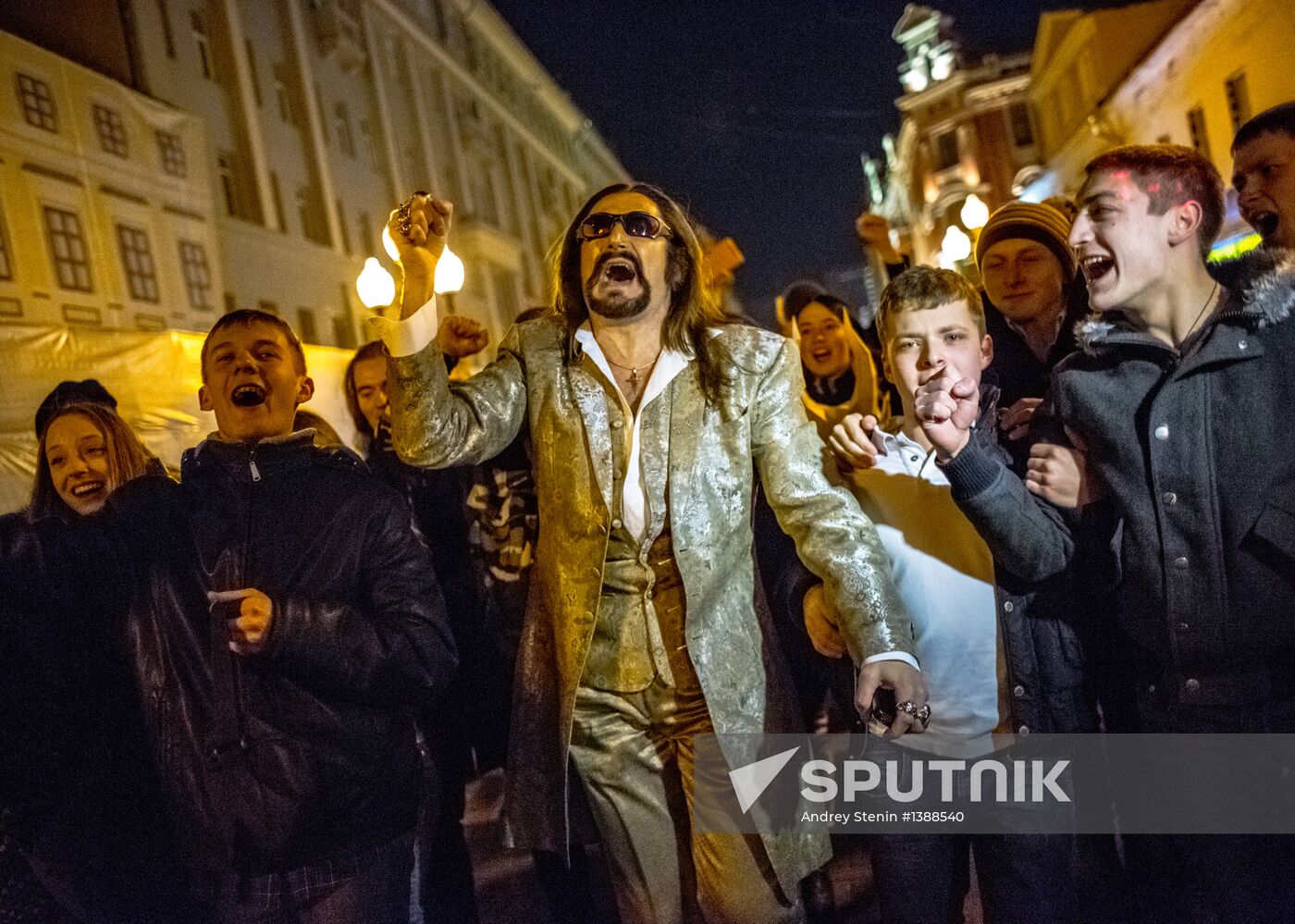 Nikita Dzhigurda dances Harlem Shake on Old Arbat