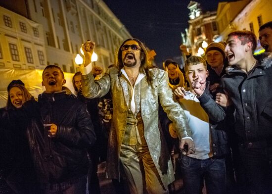 Nikita Dzhigurda dances Harlem Shake on Old Arbat