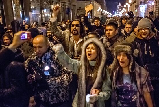 Nikita Dzhigurda dances Harlem Shake on Old Arbat