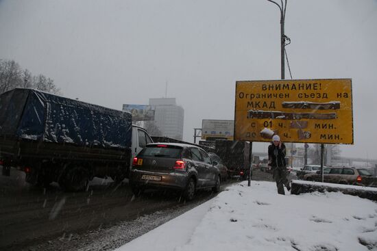 Heavy cargo transport vehicles banned from MKAD since March 1