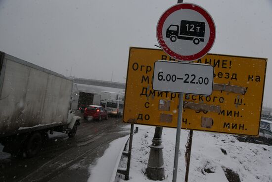 Heavy cargo transport vehicles banned from MKAD since March 1