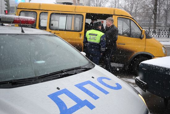 Police raid to identify unauthorized taxibus transportation