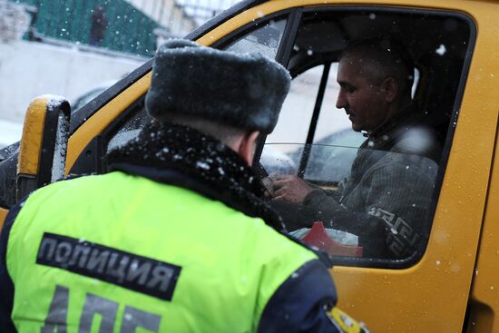 Police raid to identify unauthorized taxibus transportation