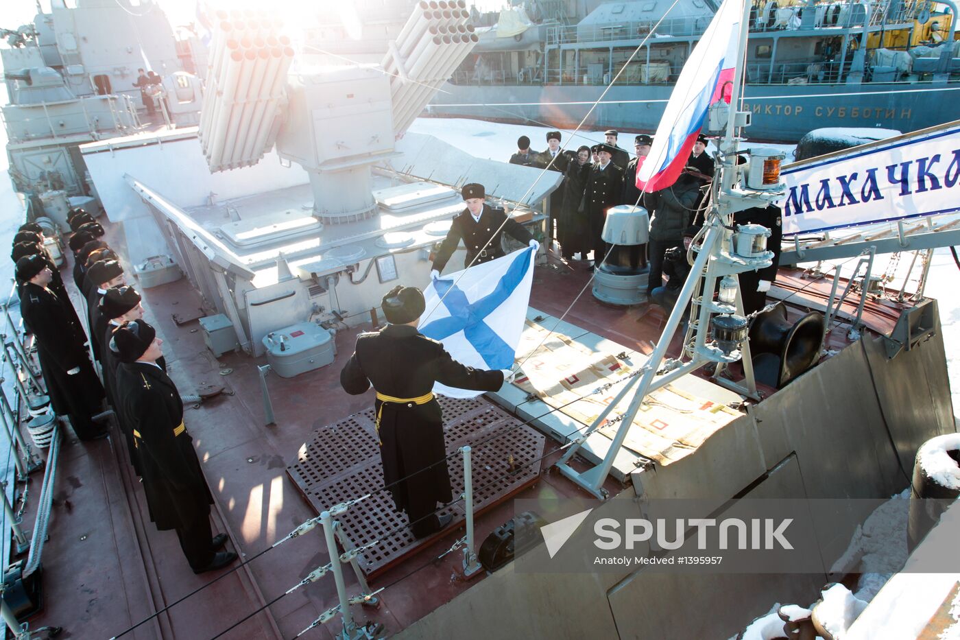 Raising the flag on the small gunship "Makhachkala"