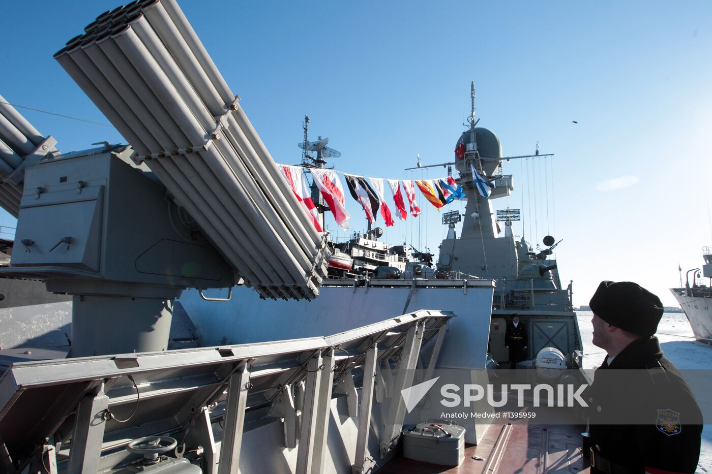 Raising the flag on the small gunship "Makhachkala"