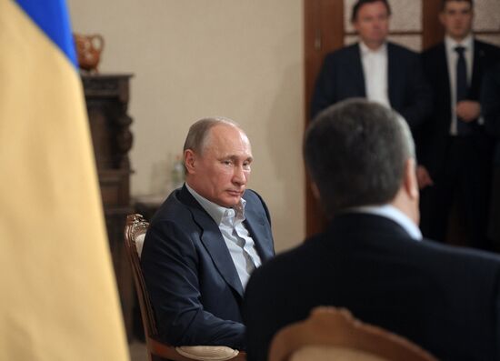 Vladimir Putin meets with Viktor Yanukovych