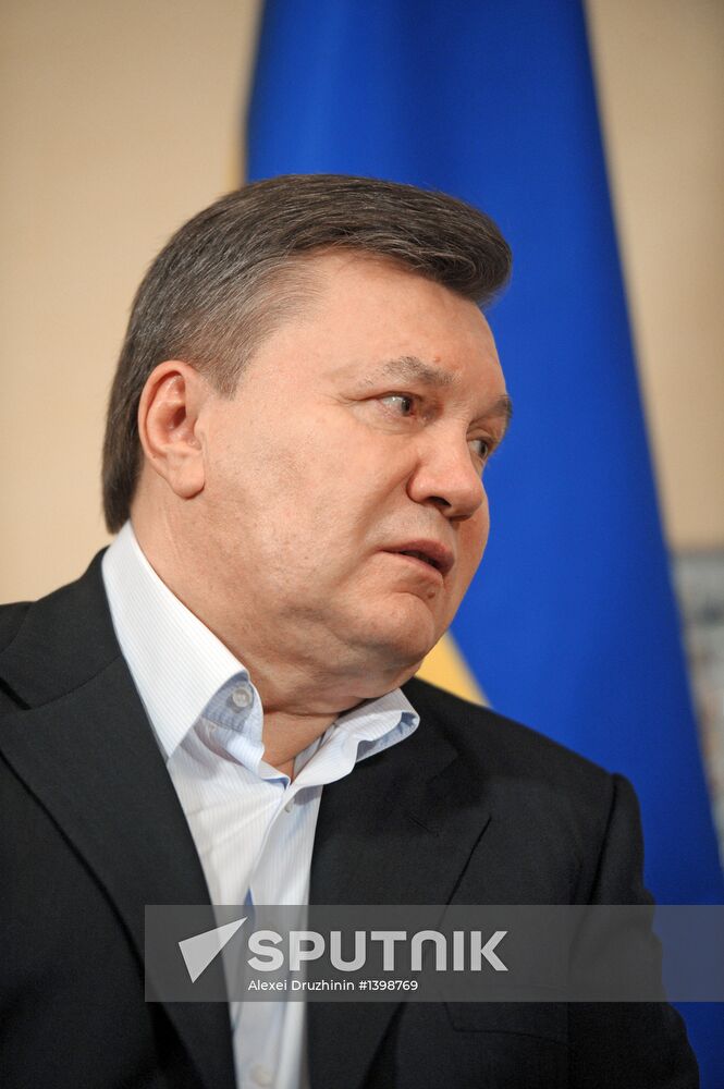 Vladimir Putin meets with Viktor Yanukovych