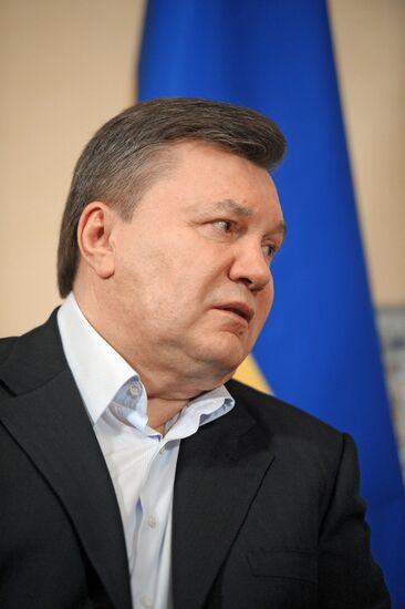 Vladimir Putin meets with Viktor Yanukovych