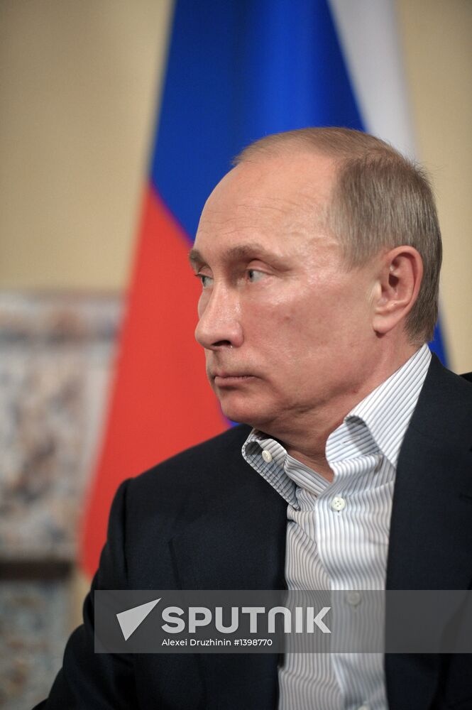 Vladimir Putin meets with Viktor Yanukovych