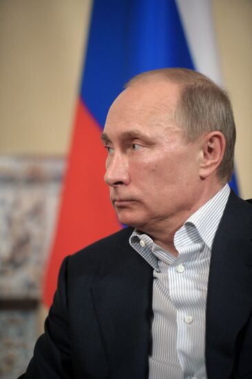 Vladimir Putin meets with Viktor Yanukovych