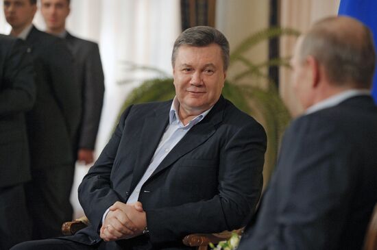 Vladimir Putin meets with Viktor Yanukovych