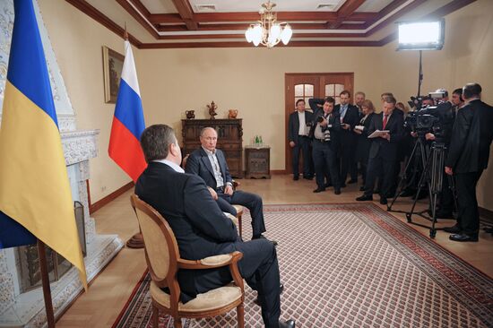 Vladimir Putin meets with Viktor Yanukovych