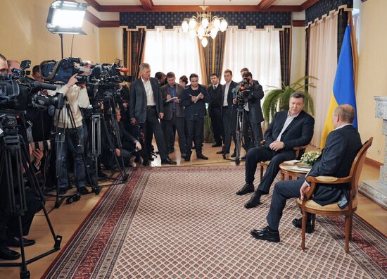 Vladimir Putin meets with Viktor Yanukovych