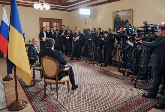 Vladimir Putin meets with Viktor Yanukovych