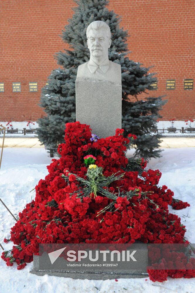 Flowers laid to Stalin's grave in front of Kremlin wall