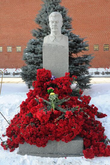 Flowers laid to Stalin's grave in front of Kremlin wall