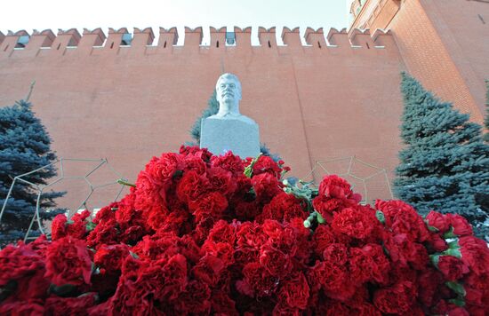 Flowers laid to Stalin's grave in front of Kremlin wall