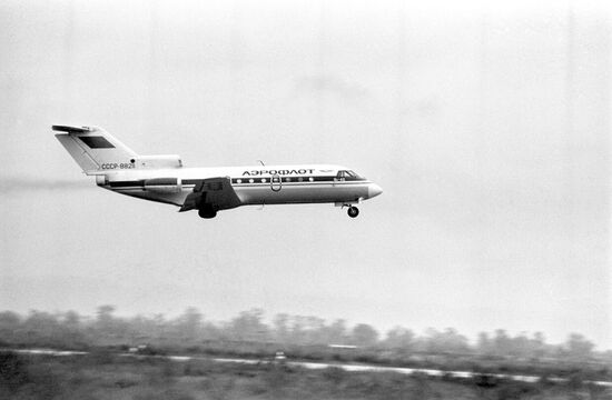 YAK-40 PLANE LANDING 