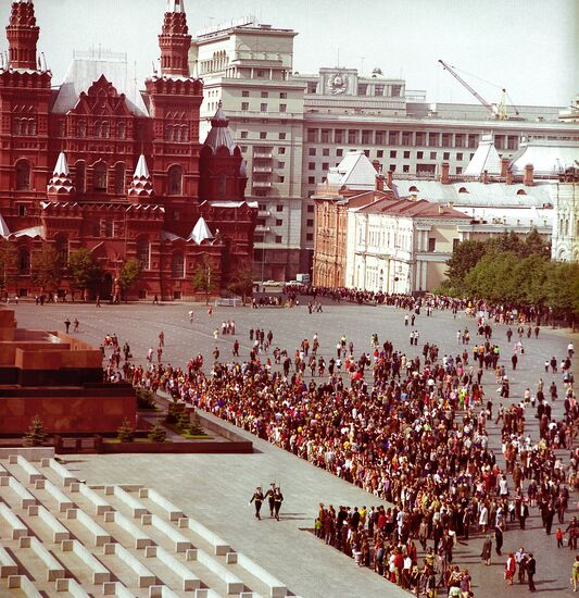 RED SQUARE GUARD OF HONOR CHANGE 