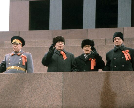 NOVEMBER 7 CELEBRATION LENIN MAUSOLEUM ROSTRUM GOVERNMENT MEMBER
