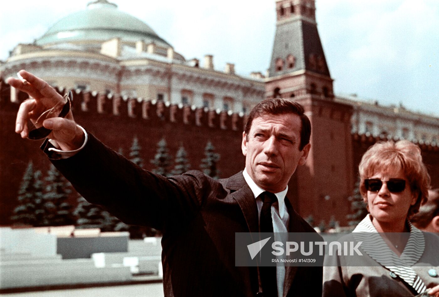 SIMONA SIGNORET AND IVES MONTAGNE FILM FESTIVAL RED SQUARE