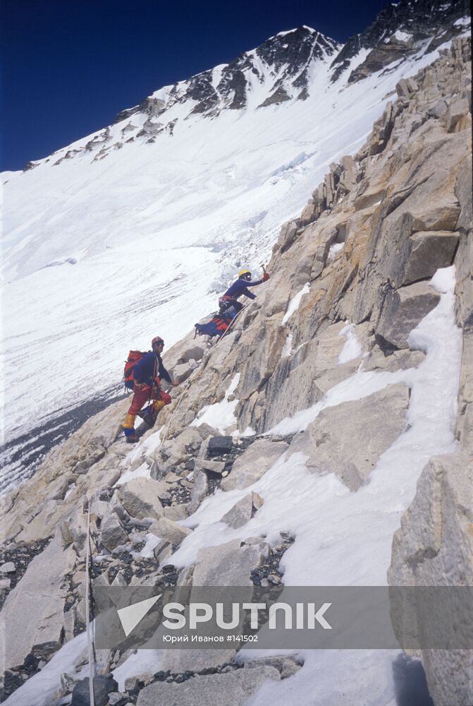 MOUNTAIN CLIMBERS EVEREST EXPEDITION