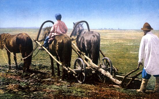 PEASANTS PLOUGH-LAND POSTCARD 19TH CENTURY