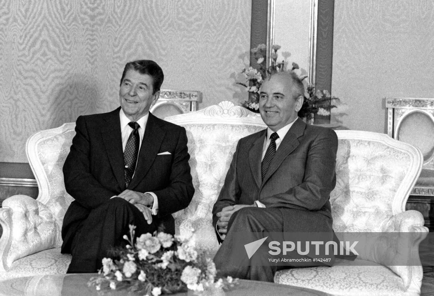 REAGAN VISIT USSR GORBACHEV MEETING KREMLIN
