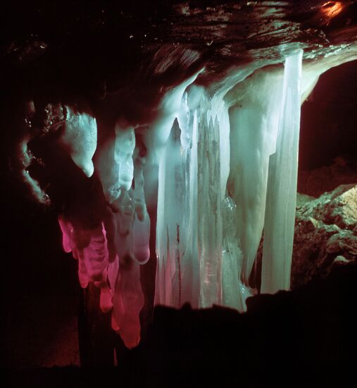 KUNGUR CAVE STALACTITES STALAGMITES