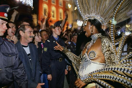 MOSCOW TVERSKAYA STREET CARNIVAL BRAZIL DANCER