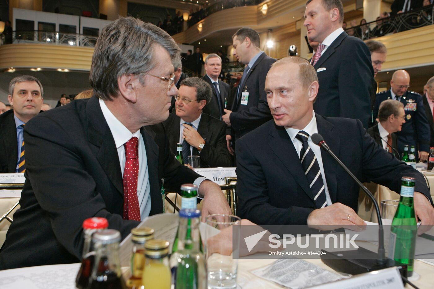 Vladimir Putin and Viktor Yushchenko 