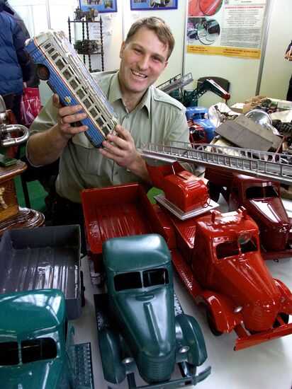 SOKOLNIKI MOSCOW VINTAGE CAR SHOW VISITOR