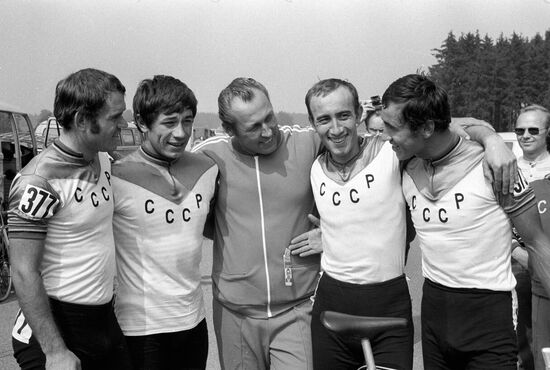 MUNICH OLYMPICS NATIONAL SOVIET TEAM CYCLING