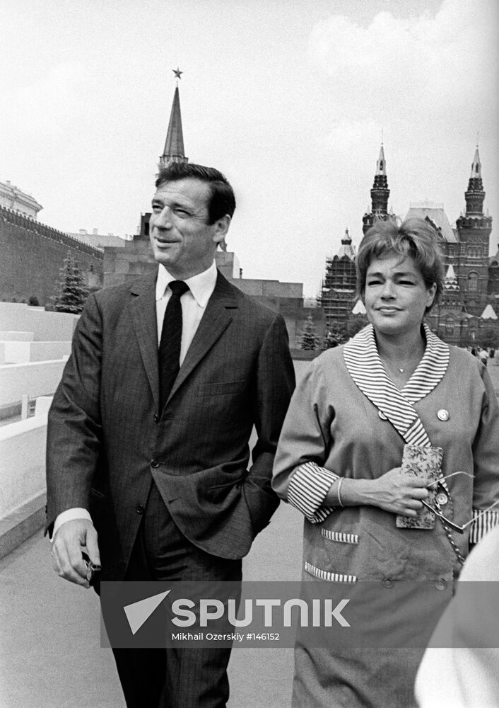 YVES MONTAND SIMONE SIGNORET MOSCOW FILM FESTIVAL RED SQUARE