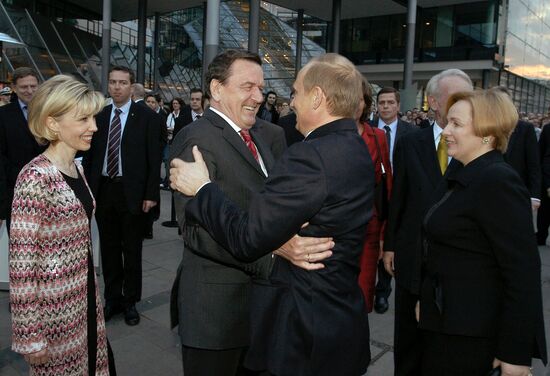 PUTIN WIFE SCHROEDER WIFE MEETING HANNOVER
