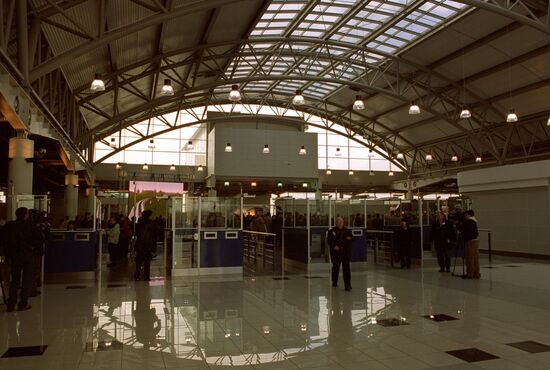 VNUKOVO AIRPORT TERMINAL HALL PASSENGERS