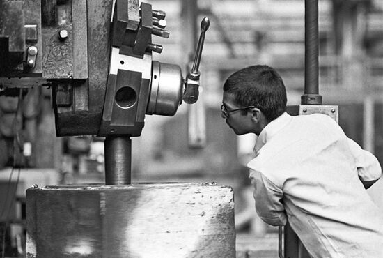 INDIA PLANT MACHINE-TOOL USSR WORKER
