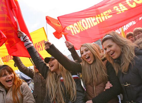 MEETING ON SLAVYANSKAYA SQUARE 