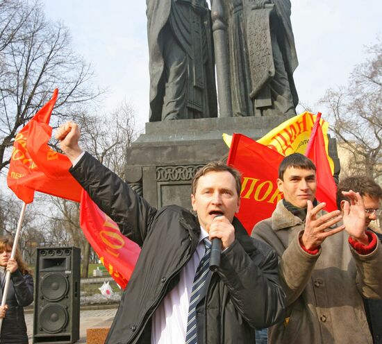 MEETING ON SLAVYANSKAYA SQUARE 