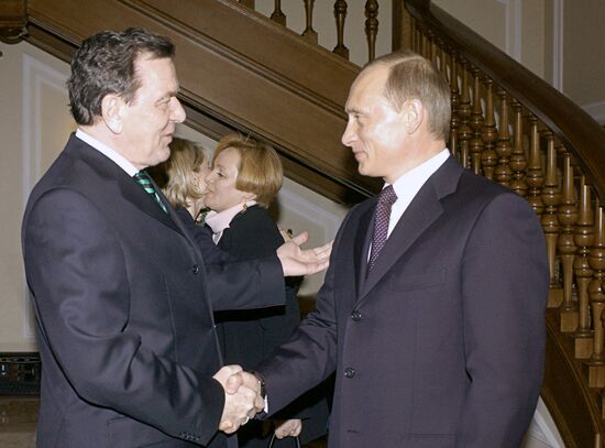 PUTIN SCHROEDER MEETING NOVO-OGARYOVO