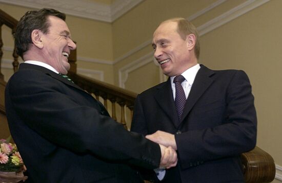 PUTIN SCHROEDER MEETING NOVO-OGARYOVO