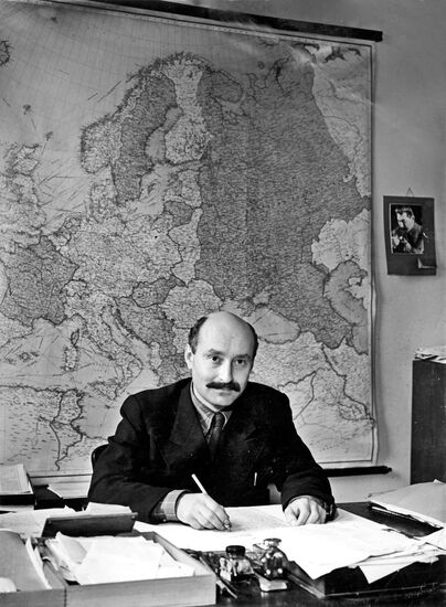 JOURNALIST ERNST HENRY